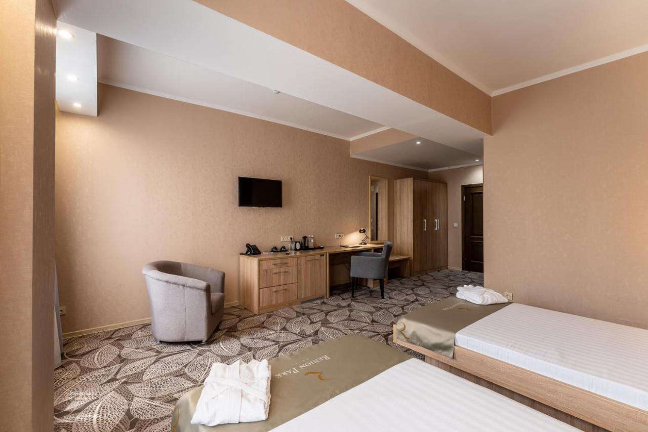 Renion Park Hotel Almaty Esterno foto