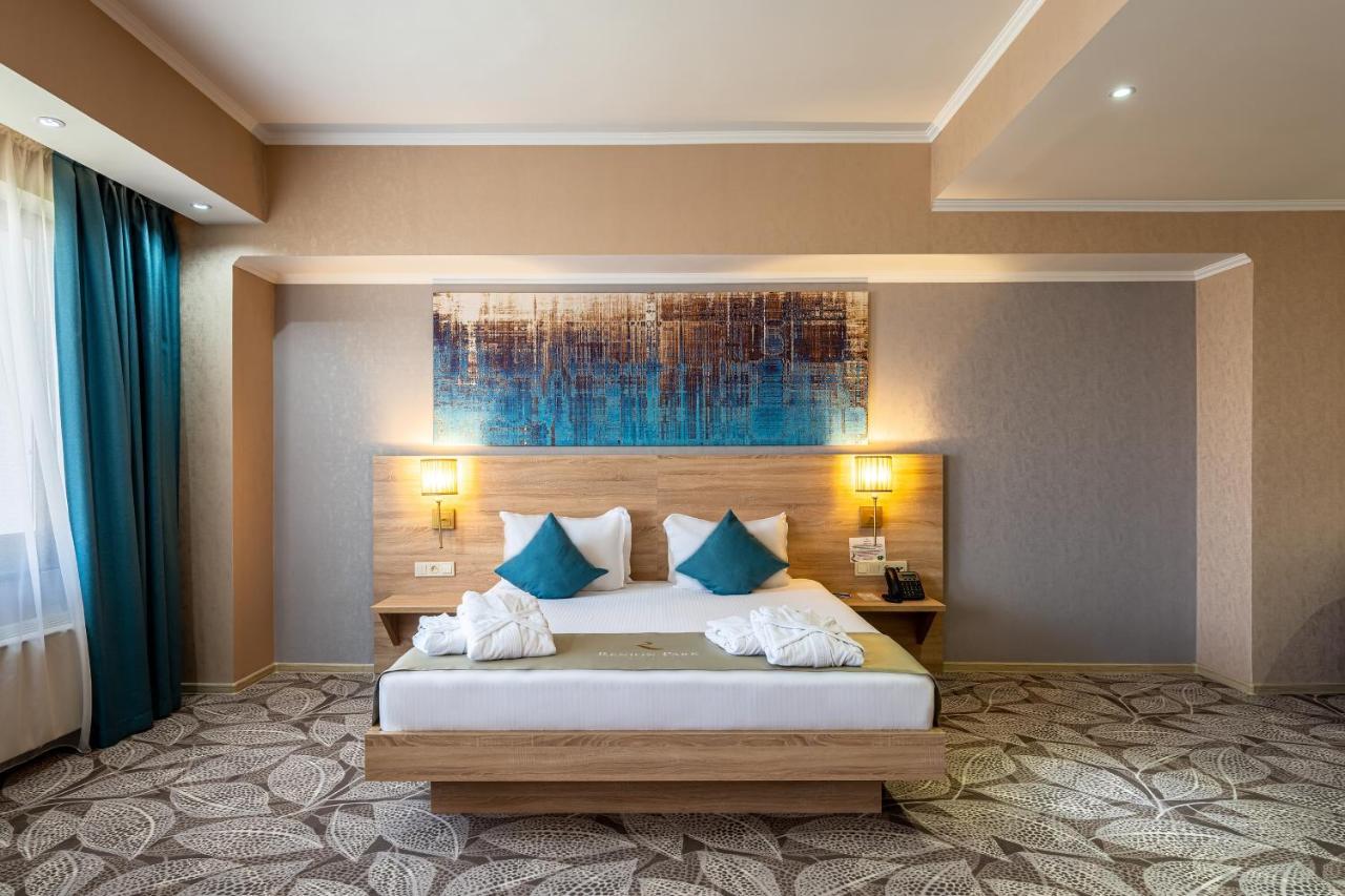 Renion Park Hotel Almaty Esterno foto